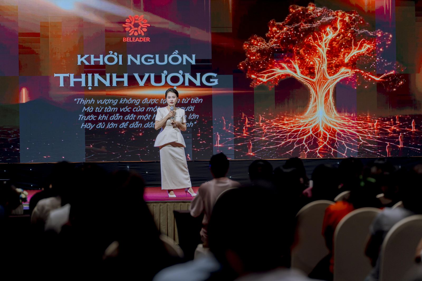 Phan Thùy Dung trên sân khấu